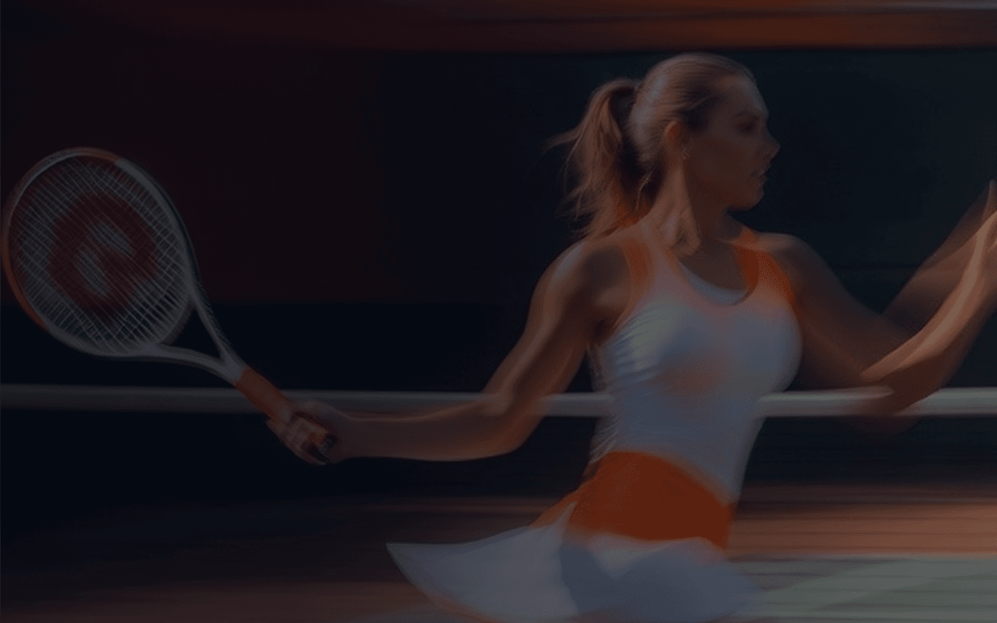 Žena igra tenis na sportskom terenu