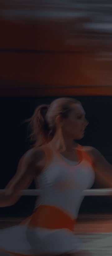 Žena igra tenis na sportskom terenu